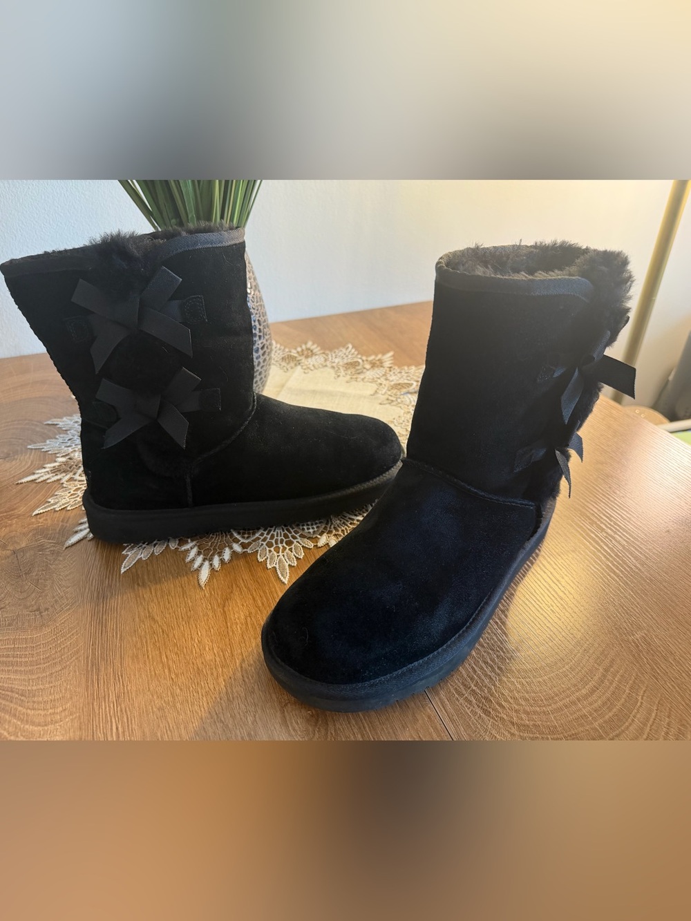 Women’s Koolaburra by Ugg Black Mid High Suede Boots with Side Bows 9 EUC